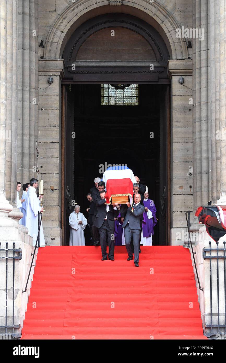 190930 -- PARIS, 30. September 2019 Xinhua -- der Sarg des französischen Präsidenten Jacques Chirac wird in der Kirche Saint Sulpice nach einem Gedenkgottesdienst in Paris, Frankreich, 30. September 2019 durchgeführt. Foto von Jack Chan/Xinhua FRANCE-PARIS-JACQUES CHIRAC-MEMORIAL SERVICE PUBLICATIONxNOTxINxCHN Stockfoto