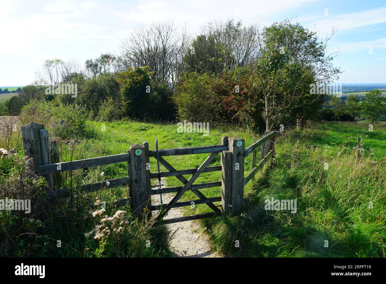 Gate auf dem Wayfarer's Walk am Wappen von Watership Down Stockfoto