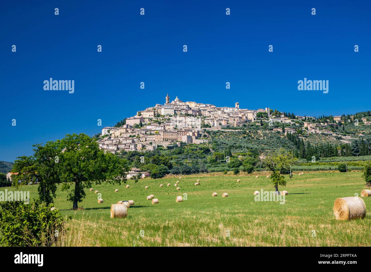 Panoramablick auf das wunderschöne Dorf Trevi in der Provinz Perugia, Umbrien, Italien. Die alten Steinhäuser der Stadt, hoch oben auf dem Hügel Stockfoto