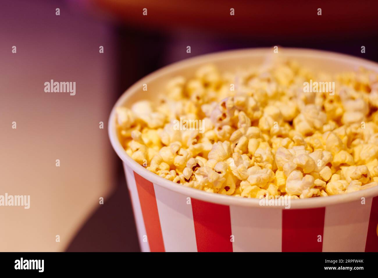 Popcorn-Box Nahaufnahme Popcorn-Hintergrund des Kinos. Entertainment-Konzept. Kino im Trend. Imbiss im Kino. Gesalzenes Popcorn im Eimer. Fastfood. Stockfoto