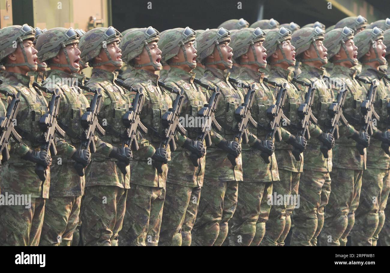 191001 -- PEKING, 1. Oktober 2019 -- Militärpersonal einer amphibischen Angriffsfahrzeug-Formation nimmt an einer großen Militärparade Teil, die den 70. Jahrestag der Gründung der Volksrepublik China in Peking, der Hauptstadt Chinas, am 1. Oktober 2019 feiert. PRC70YearsCHINA-BEIJING-NATIONAL DAY-CELEBRATIONS CN LixGang PUBLICATIONxNOTxINxCHN Stockfoto