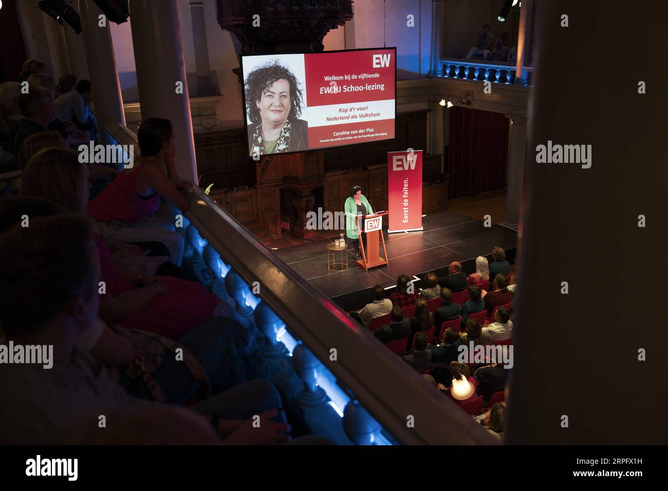 AMSTERDAM – Caroline van der Plas, Leiterin des BoerBurgerBeweging (BBB), während des HJ Schoo-Vortrags im Rode Hoed. Die Vorlesung wird von der Redaktion der EW organisiert und ist nach dem Journalisten, Kolumnist und Essayisten HJ Schoo (1945–2007) benannt, der zwischen 1993 und 1999 die Leitung von Elsevier Weekblad innehatte. ANP JEROEN JUMELET niederlande raus - belgien raus Stockfoto