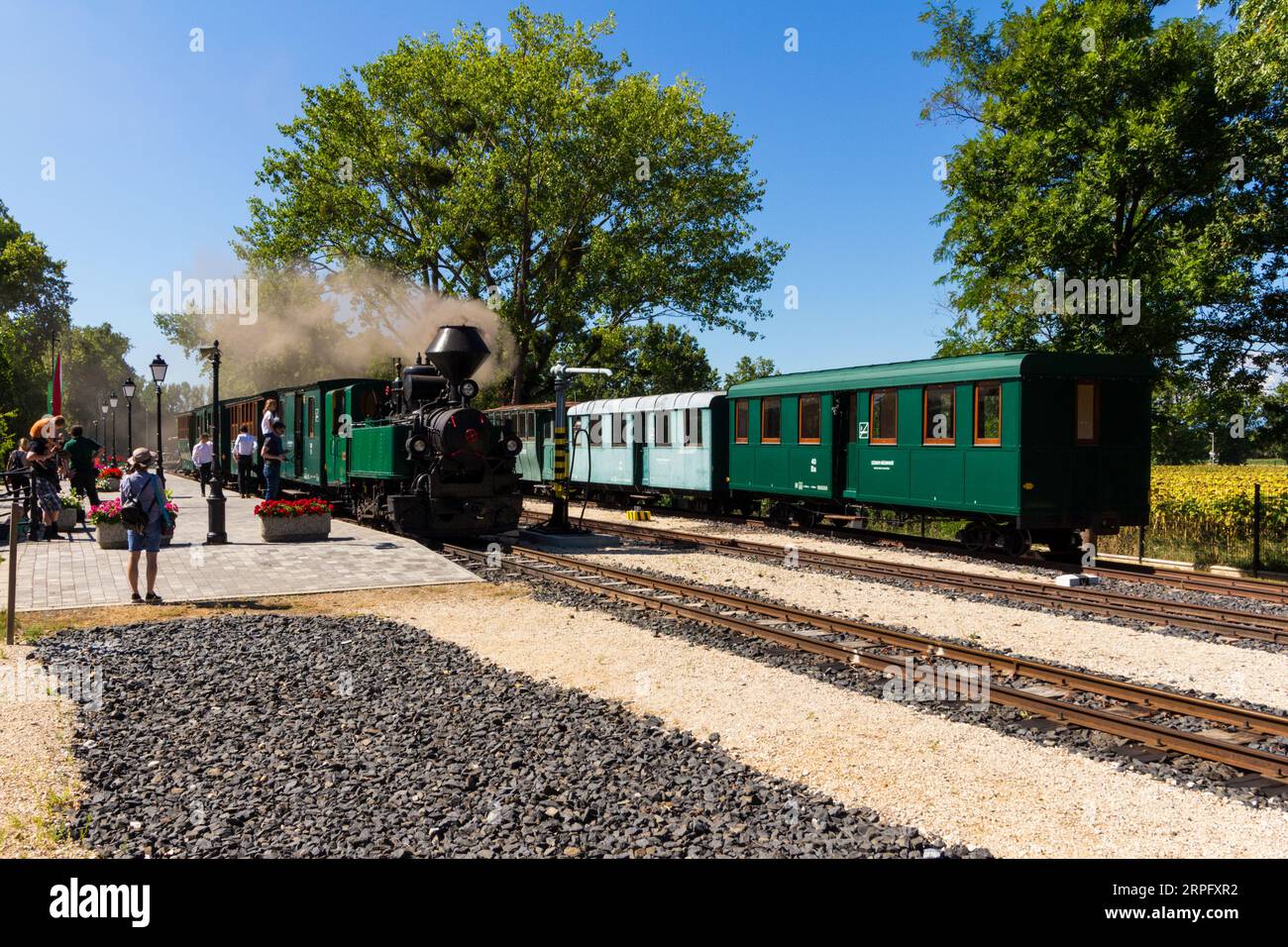 Nagycenki Szechenyi Muzeumvasut Schmalspurbahn. Personenzug gezogen von der „Andras“ Dampflokomotive am Bahnhof Kastely, Nagycenk, Ungarn Stockfoto
