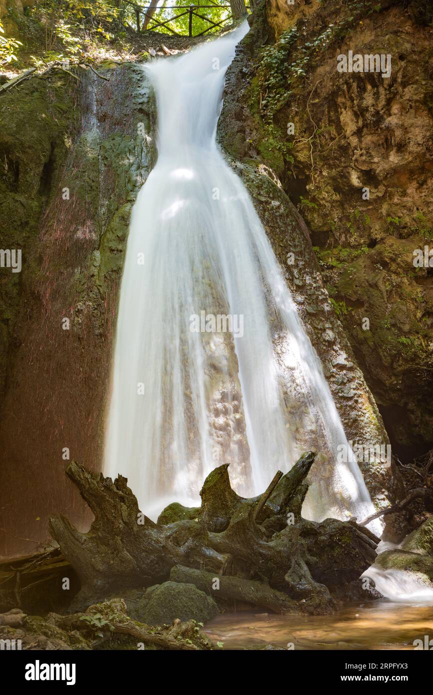 Der erstaunliche Wasserfall der Braut, einer der Wasserfälle von Altolina, der vom Fluss Menotre gebildet wird. In Pale, ein kleiner Dorfanteil von Foligno, prov Stockfoto