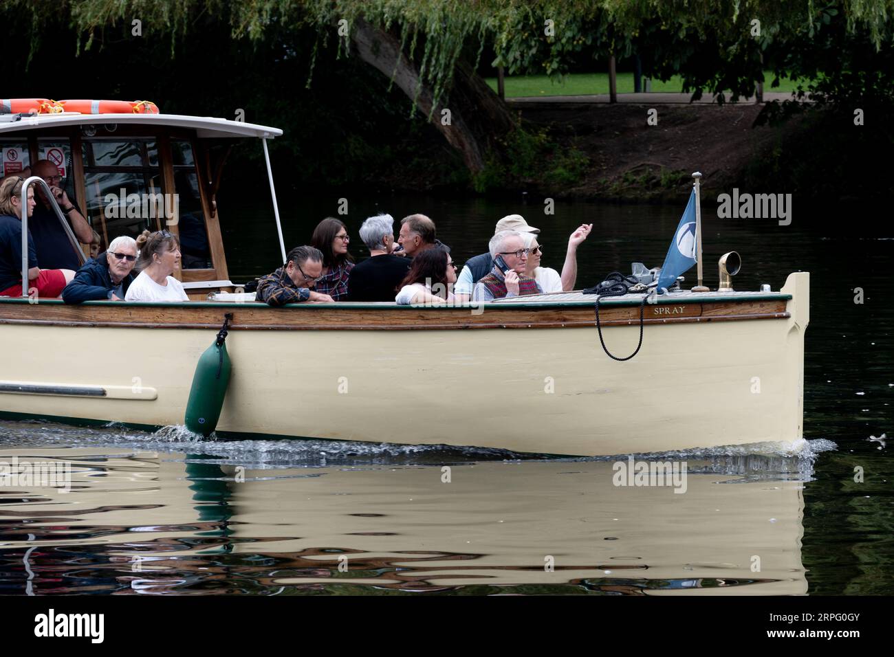 Personen auf einer Bootstour auf dem Fluss Avon, Stratford-upon-Avon, Warwickshire, England, Großbritannien Stockfoto