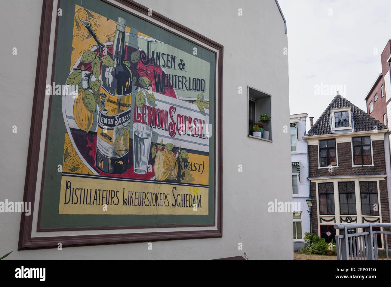 Vintage-Plakat von Jansen en Wouterlood Lemon Squash. Jansen en Wouterlood ist eine der mehr als 400 Destillerien, die einst in Schiedam hergestellt wurden Stockfoto