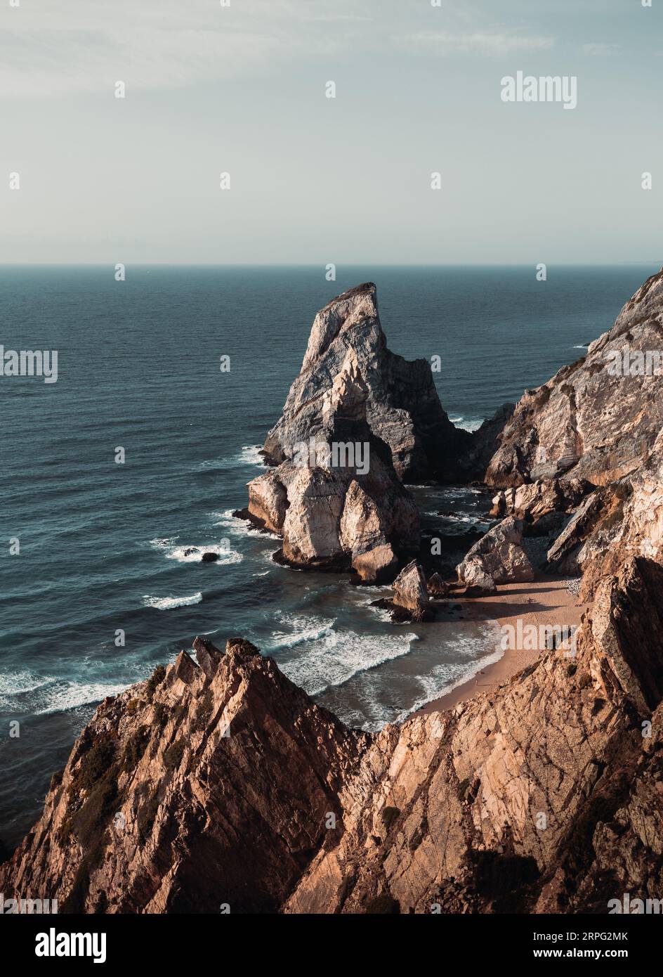 Bild vom Strand Praia da Ursa in Portugal bei Sonnenuntergang. Vertikales Foto vom felsigen Ursa-Strand am westlichsten Punkt europas. Stockfoto