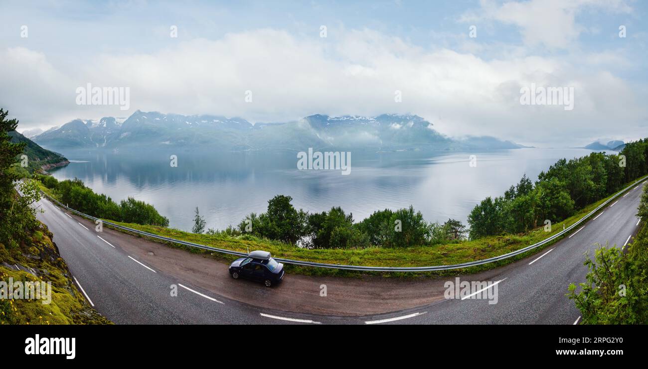 Bewölkt Sommer Blick über Glomfjorden, Nordland, Norwegen. Die Reisenden in dem Auto auf der Straße. Stockfoto