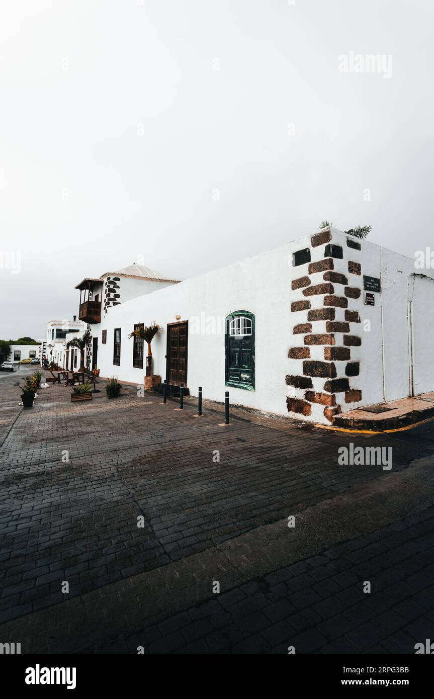 Foto eines traditionellen Hauses auf Lanzarote - Kanarische Inseln. Vertielles Foto eines gemütlichen weißen Gebäudes in Teguise - Lanzarote. Stockfoto