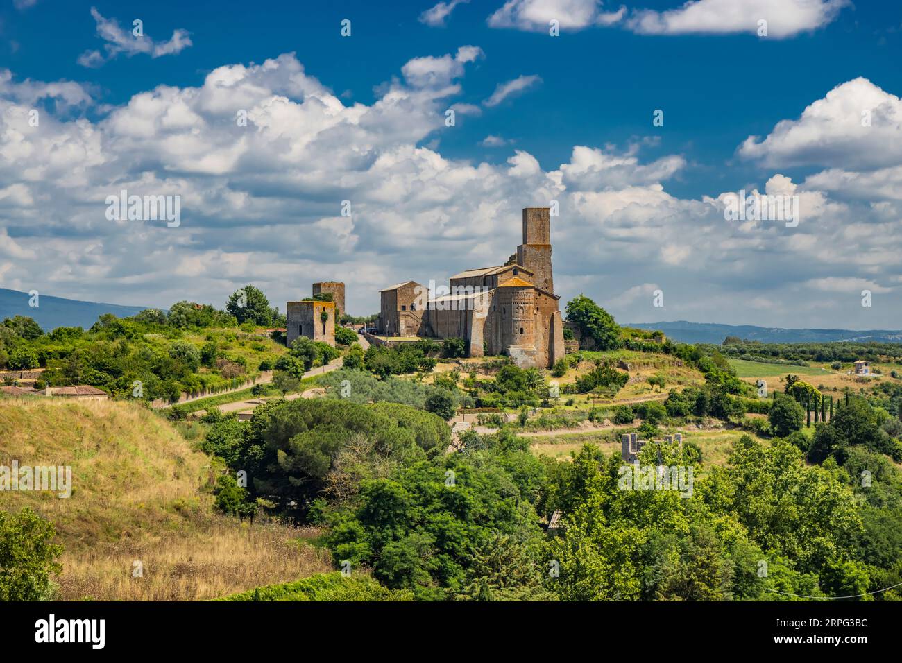 Blick auf die Landschaft rund um das mittelalterliche Dorf Tuscania (Stadt der Etrusker) in der Provinz Viterbo, Latium. Auf einem Hügel steht Stockfoto