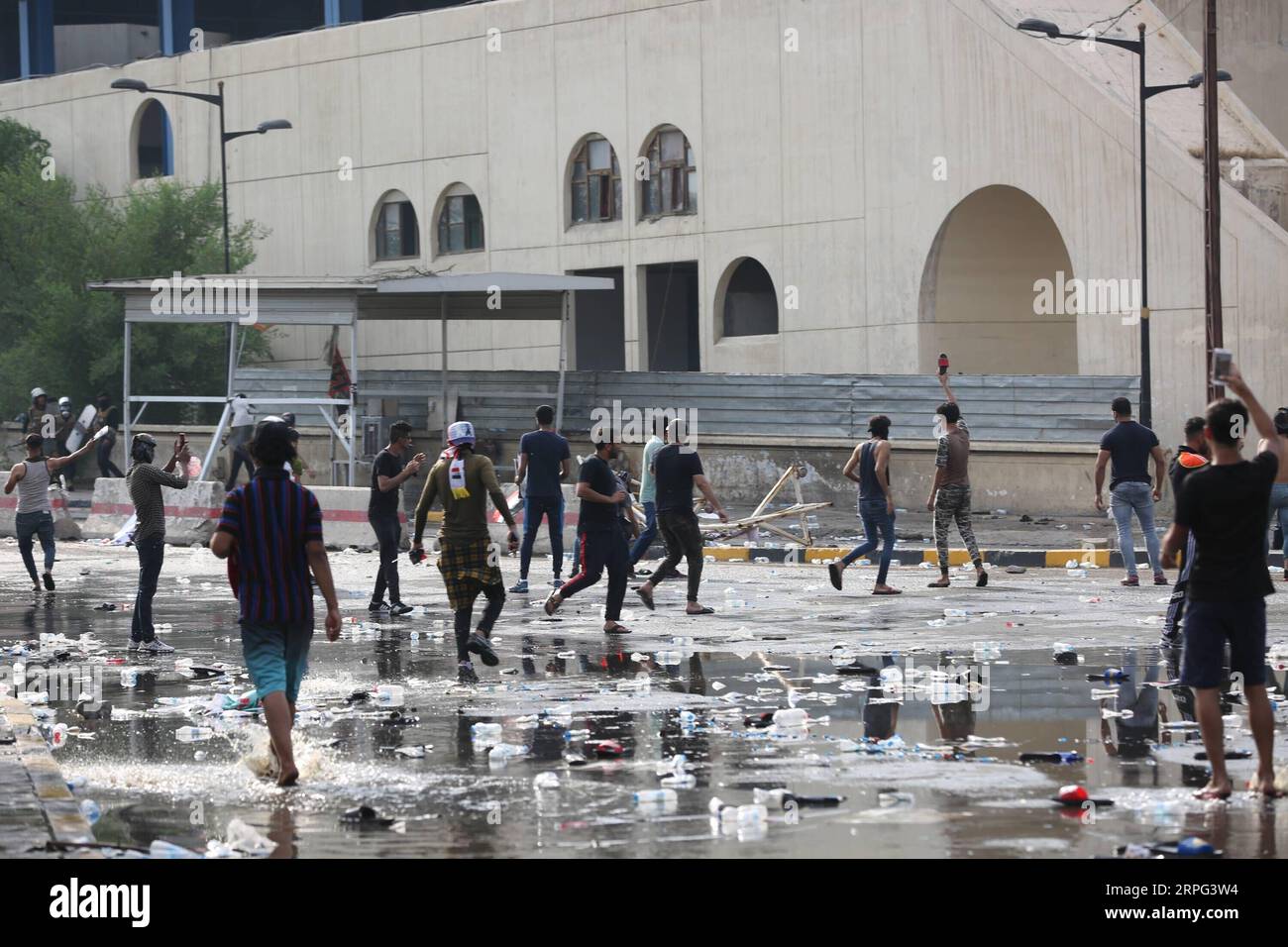 191001 -- BAGDAD, 1. Oktober 2019 Xinhua -- Foto aufgenommen am 1. Oktober 2019 zeigt den Tahrir-Platz nach den Protesten in Bagdad, Irak. Die irakischen Behörden sagten am Dienstag, dass ein Demonstrant getötet und 200 andere bei Protesten gegen die Regierung im ganzen Land verletzt wurden, weil es an grundlegenden Dienstleistungen und Arbeitsmöglichkeiten mangelte. Xinhua/Khalil Dawood IRAQ-BAGDAD-PROTEST-CLASH PUBLICATIONxNOTxINxCHN Stockfoto