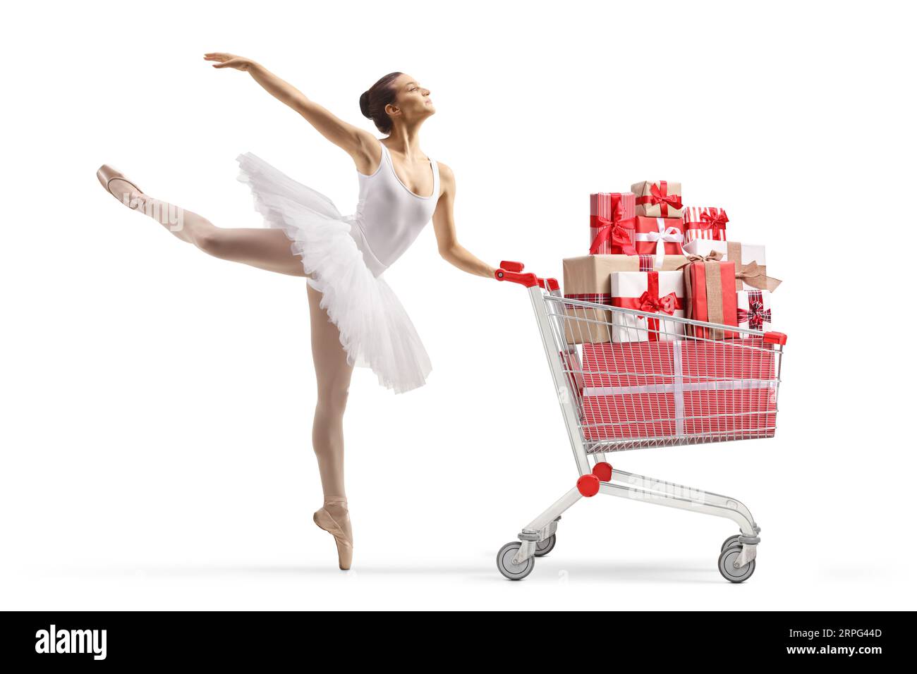 Profilaufnahme in voller Länge einer Ballerina, die tanzt und einen Einkaufswagen hält, mit Geschenken isoliert auf weißem Hintergrund Stockfoto