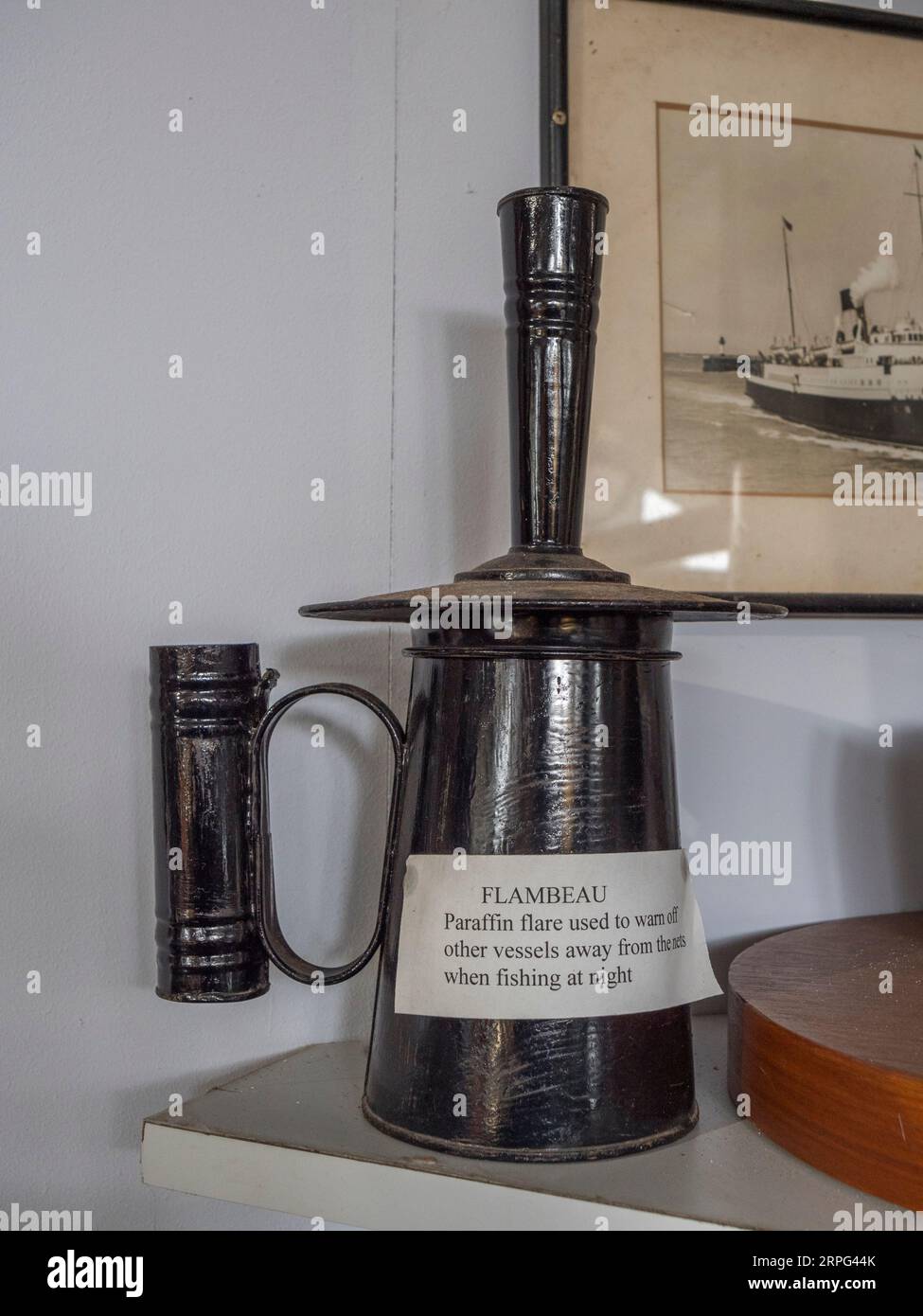 Ein flambeau, eine Paraffinfackel, die auf Fischerbooten verwendet wird, um andere Cessels zu warnen, ist im Newhaven Museum, Newhaven, East Sussex, Großbritannien zu sehen. Stockfoto
