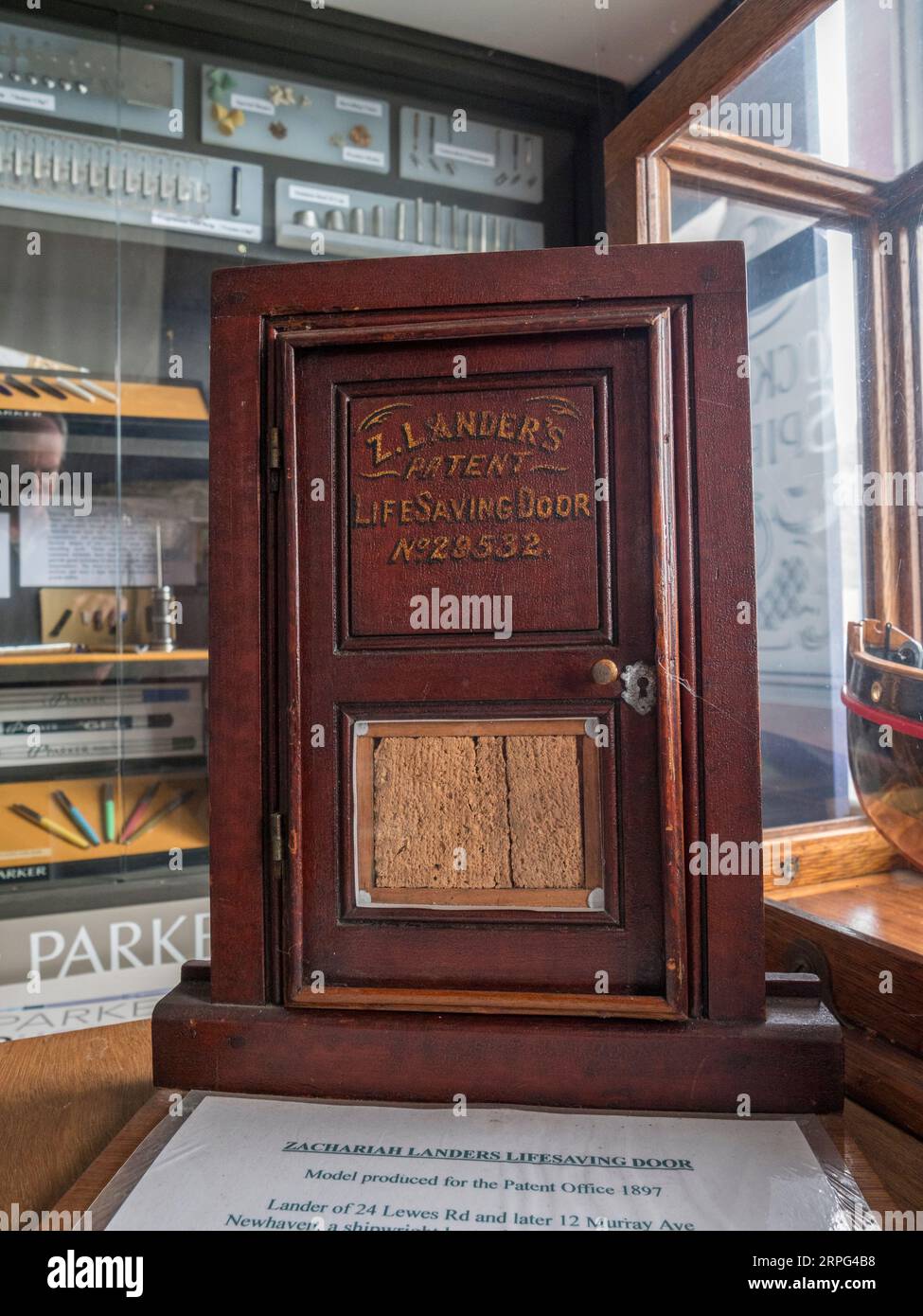 Zachariah Landers Lifesaving Door Model (1897 Patent) im Newhaven Museum, Newhaven, East Sussex, Großbritannien. Stockfoto