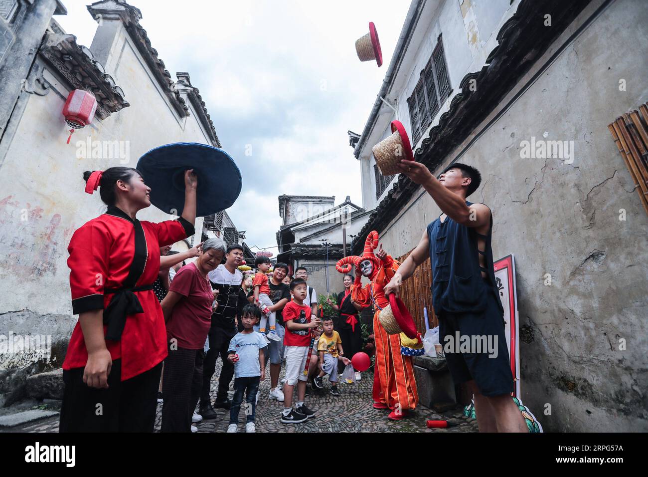 191002 -- ZHEJIANG, 2. Oktober 2019 -- Besucher sehen Performance in der alten Stadt Longmen im Bezirk Fuyang in Hangzhou, Ostchinas Provinz Zhejiang, 2. Oktober 2019, dem zweiten Tag des 7-tägigen Nationalfeiertags. CHINA-NATIONAL DAY-HOLYDAY CN XuxYu PUBLICATIONxNOTxINxCHN Stockfoto
