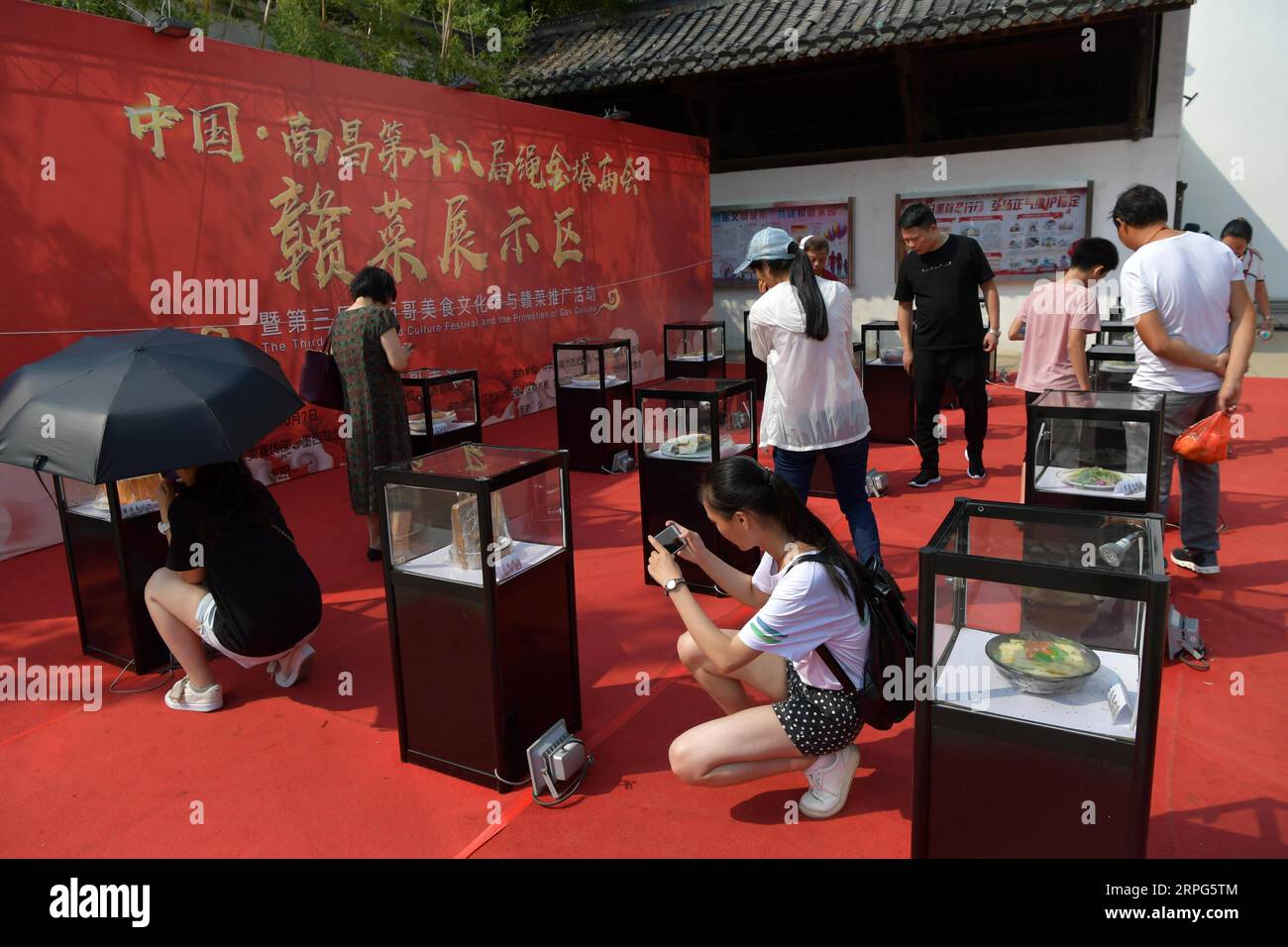 191003 -- NANCHANG, 3. Oktober 2019 -- die Leute beobachten eine Ausstellung der Jiangxi-Küche während einer Tempelmesse im Shengjin-Turm in Nanchang, Hauptstadt der ostchinesischen Provinz Jiangxi, 3. Oktober 2019. CHINA-JIANGXI-NANCHANG-TOURISM CN PengxZhaozhi PUBLICATIONxNOTxINxCHN Stockfoto