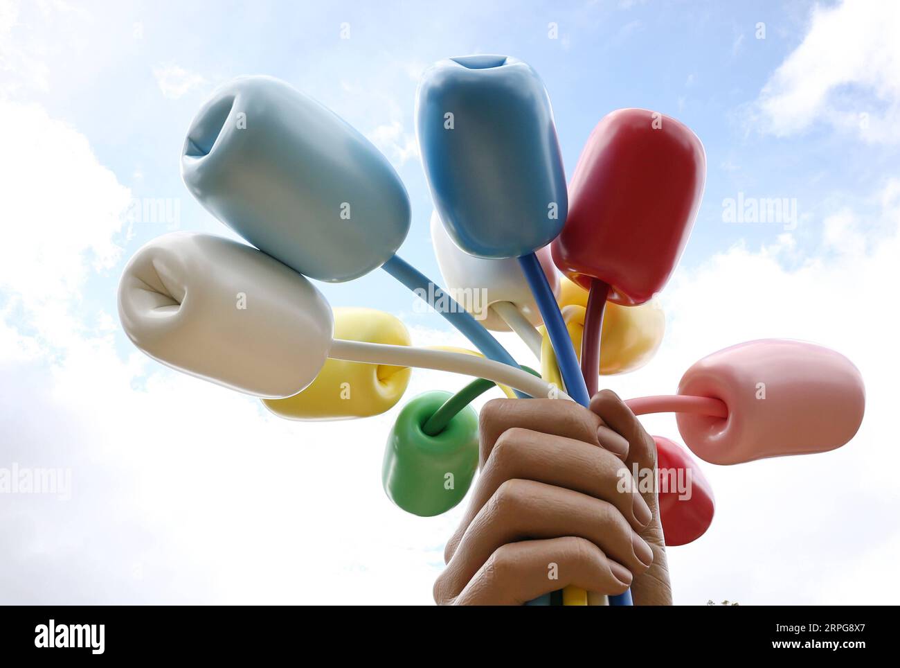 191007 -- PARIS, 7. Oktober 2019 -- die Skulptur Bouquet of Tulips ist in der Nähe des Petit Palais in Paris, Frankreich, 7. Oktober 2019 zu sehen. Der amerikanische Künstler Jeff Koons stellte am 4. Oktober in Paris seine Skulptur Bouquet of Tulips vor, eine Hommage an die Opfer von Terroranschlägen in der französischen Hauptstadt im November 2015. Das 12 Meter hohe Stück zeigt eine riesige Hand, die einen Blumenstrauß aus elf bunten Tulpen zusammendrückt. FRANCE-PARIS-SKULPTURENBOUQUET VON TULPEN GAOXJING PUBLICATIONXNOTXINXCHN Stockfoto