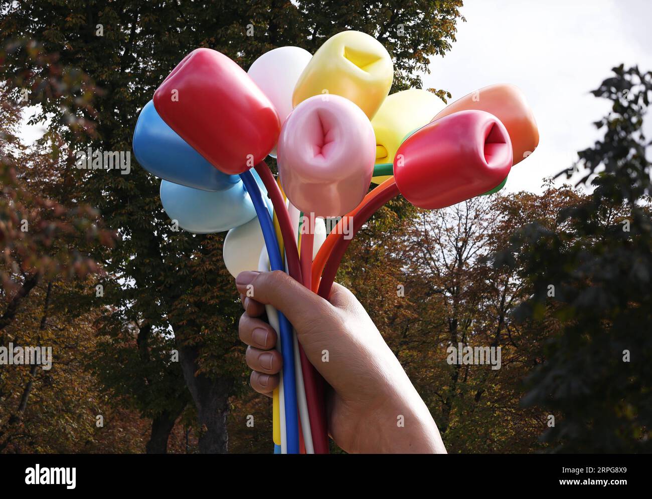 191007 -- PARIS, 7. Oktober 2019 -- die Skulptur Bouquet of Tulips ist in der Nähe des Petit Palais in Paris, Frankreich, 7. Oktober 2019 zu sehen. Der amerikanische Künstler Jeff Koons stellte am 4. Oktober in Paris seine Skulptur Bouquet of Tulips vor, eine Hommage an die Opfer von Terroranschlägen in der französischen Hauptstadt im November 2015. Das 12 Meter hohe Stück zeigt eine riesige Hand, die einen Blumenstrauß aus elf bunten Tulpen zusammendrückt. FRANCE-PARIS-SKULPTURENBOUQUET VON TULPEN GAOXJING PUBLICATIONXNOTXINXCHN Stockfoto