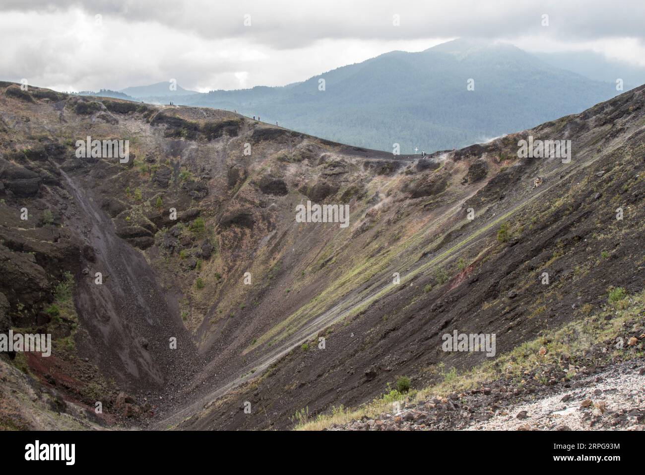 Menschen, die an einem bewölkten Tag auf dem Vulkan Paricutin in Michoacan, Mexiko, spazieren gehen. Stockfoto