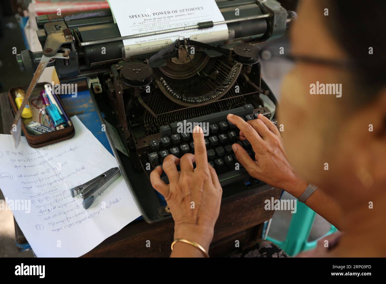 191008 -- YANGON, 8. Oktober 2019 -- Ein Schriftführer gibt einen Rechtsvertrag in Yangon, Myanmar, 1. Oktober 2019 aus. Klickende Klackgeräusche von Schreibmaschinen werden entlang einer belebten alten Straße in der Innenstadt von Myanmars Yangon gehört, die die Atmosphäre aus der vergangenen goldenen Ära der Schreibmaschinen zurückbringen. MYANMAR-YANGON-SCHREIBMASCHINENGESCHÄFT UxAung PUBLICATIONxNOTxINxCHN Stockfoto