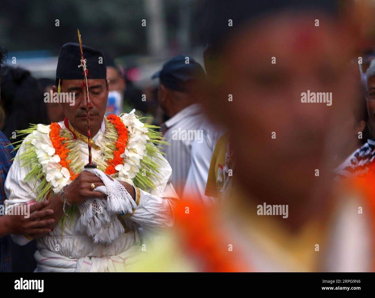 191009 -- KATHMANDU, 9. Oktober 2019 -- Ein als Gottheit verkleideter Mann nimmt an einer Schwertprozession in einer Siegesparade in Kathmandu, Nepal, am 8. Oktober 2019 Teil. Hindus in Nepal feiern den Sieg über das Böse während des Dashain Festivals, indem sie die Göttin Durga sowie andere Götter und Göttinnen verehren. Foto von /Xinhua NEPAL-KATHMANDU-DASHAIN FESTIVAL sunilxsharma PUBLICATIONxNOTxINxCHN Stockfoto