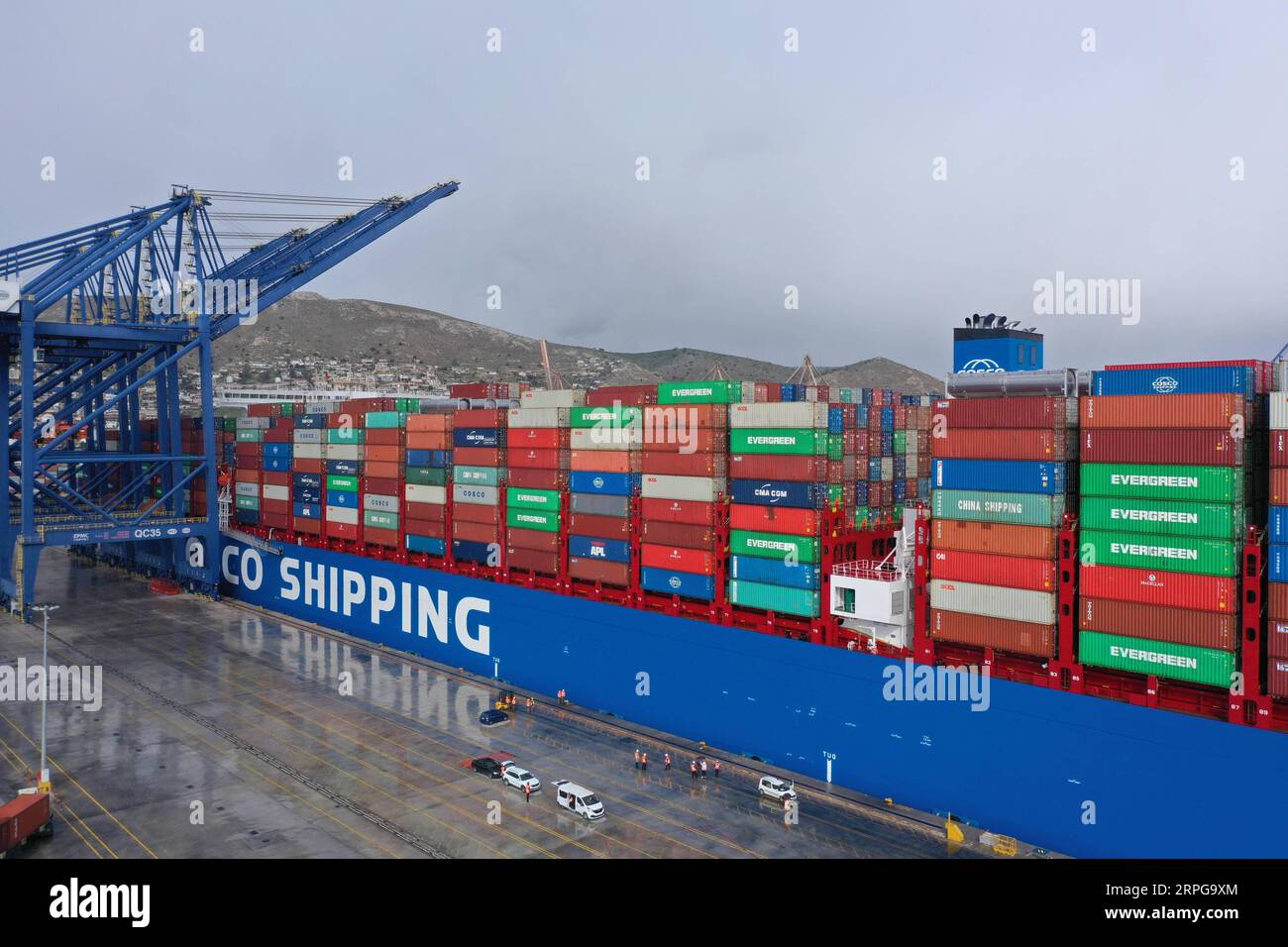191009 -- PEKING, 9. Oktober 2019 -- Luftaufnahme vom 15. Februar 2019 zeigt die COSCO Shipping Pisces, eines der größten Containerschiffe der Welt mit einer Kapazität von 20.000 TEU, das am Hafen von Piräus in Griechenland anlegt. FinancialViewCHINA-COSCO-SHIPPING-CIIE CN WuxLu PUBLICATIONxNOTxINxCHN Stockfoto