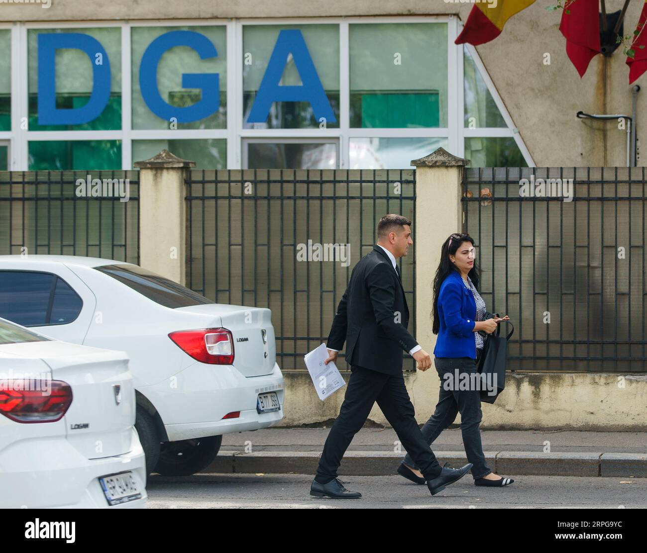 Bukarest, Rumänien. September 2023: George Simion (L), Präsident der Allianz für die Vereinigung der Rumänen (AUR), kommt am Hauptsitz der Generaldirektion für Korruptionsbekämpfung (DGA) an, wo er als Zeuge in einem von der DGA untersuchten Fall einberufen wurde. Quelle: Lucian Alecu/Alamy Live News Stockfoto