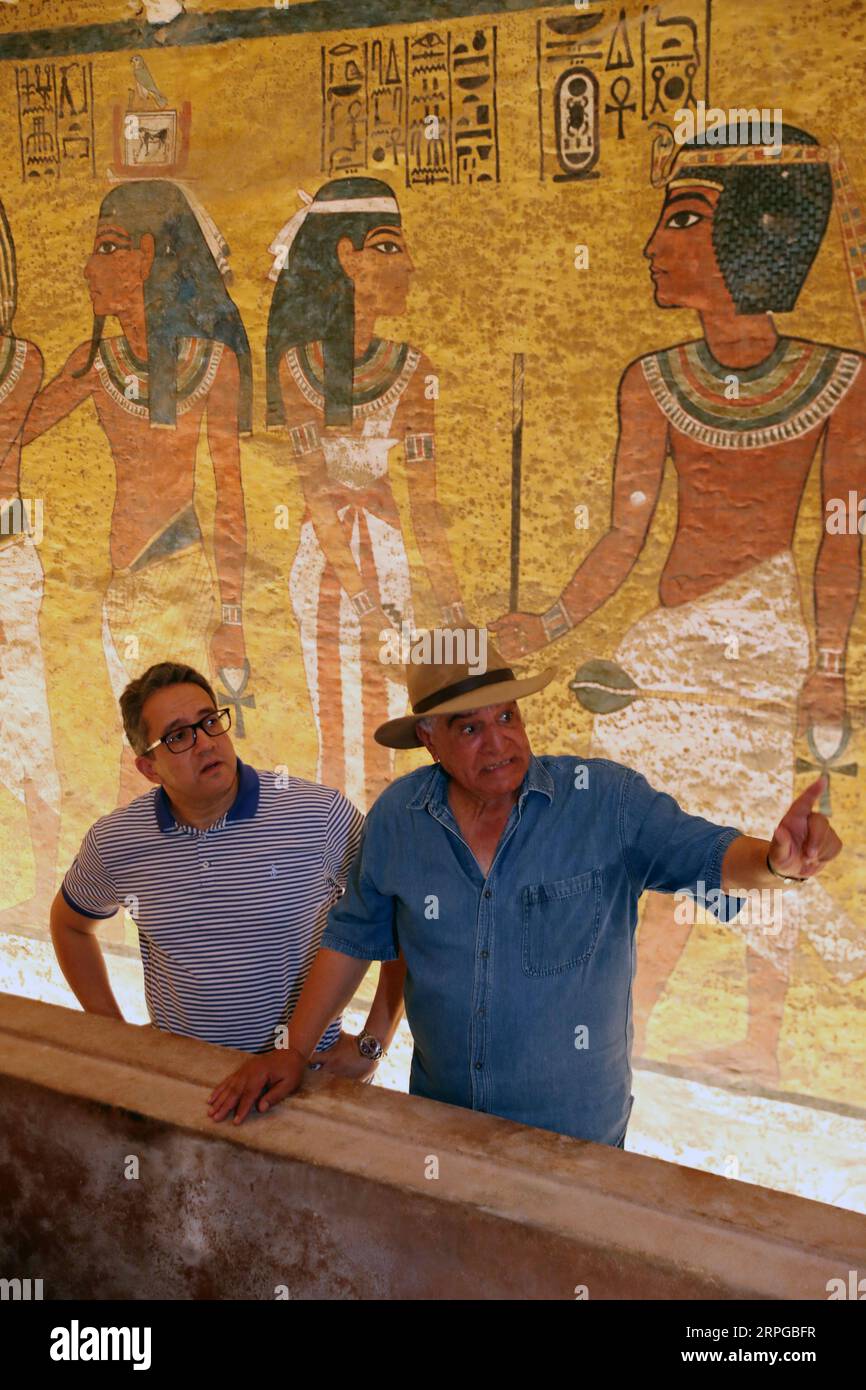 191010 -- LUXOR EGYPT, 10. Oktober 2019 -- der ägyptische Minister für Altertümer Khaled al-Anany L und der ägyptische Archäologe Zahi Hawass besuchen am 10. Oktober 2019 das neu renovierte Grab von König Tutanchamun im Tal der Könige in Luxor, Ägypten. ÄGYPTEN-LUXOR-KÖNIG TUTANCHAMUN-NEU RENOVIERTES GRAB AHMEDXGOMAA PUBLICATIONXNOTXINXCHN Stockfoto