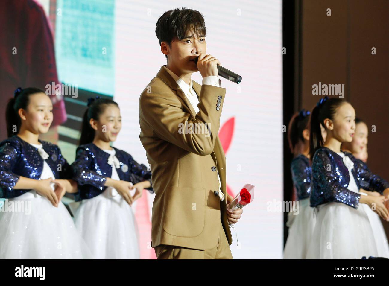 191011 -- PEKING, 11. Oktober 2019 -- Li YifengC, ein Förderer des Spring Bud Project singt ein Lied während einer Pressekonferenz über die Errungenschaften des Spring Bud Project in Peking, Hauptstadt Chinas, 10. Oktober 2019. Das Spring Bud Project, das 1989 vom China Children and Teenagers Fund CCTF ins Leben gerufen wurde, hat in den letzten 30 Jahren über 3,69 Millionen arme Mädchen finanziert und geholfen. Das Programm, das armen Mädchen helfen soll, die Schule zu beenden, hat Spenden im Wert von fast 2,12 Milliarden Yuan über 297,5 Millionen US-Dollar gesammelt und den Bau der Spring Bud School 1.811 unterstützt Stockfoto