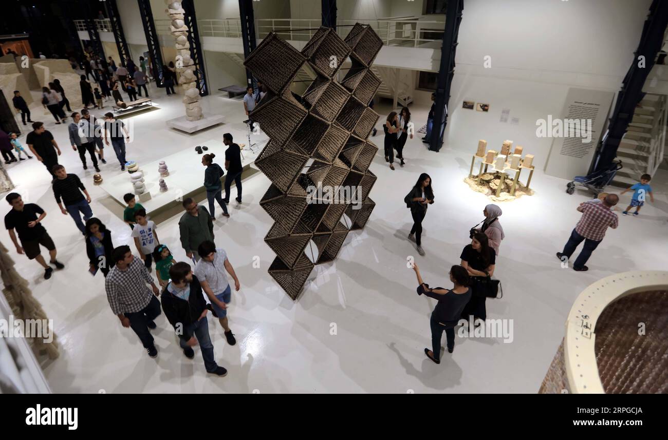 191011 -- AMMAN, 11. Oktober 2019 -- Besucher sehen Kunstwerke auf der Hangar-Ausstellung in Amman, Jordanien, am 11. Oktober 2019. Die Hangar-Ausstellung im Rahmen der Amman Design Week 2019 präsentiert Werke von über fünfzig Designern aus dem Nahen Osten und Nordafrika. Mit 89.000 Teilnehmern, über 160 Ausstellern und 50 Teilnehmerplätzen findet die dritte Amman Design Week vom 4. Bis 12. Oktober in Amman statt. Foto von /Xinhua JORDAN-AMMAN-DESIGN WOCHE-HANGAR AUSSTELLUNG MohammadxAbuxGhosh PUBLICATIONxNOTxINxCHN Stockfoto