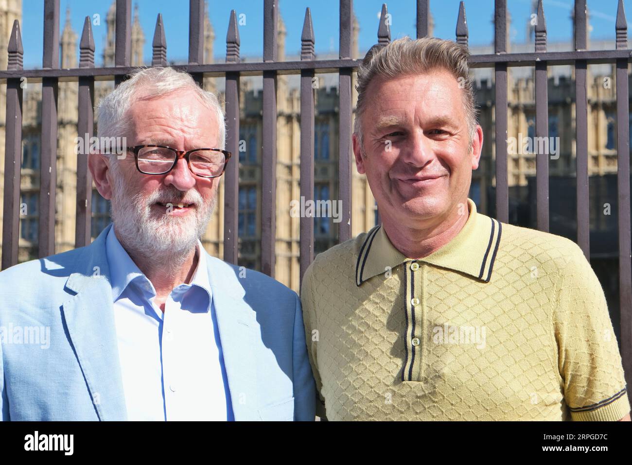 London, Großbritannien. September 2023. Jeremy Corbyn trifft auf Extinction Rebellion-Wissenschaftler und TV-Moderator Chris Packham vor dem Parlament. Die Wissenschaftler aus einer Reihe von Gebieten und der bekannte FKK setzen sich nach der Sommerpause für Parlamentarier ein und fordern sie auf, keine neuen Ölbohrprojekte zu unterstützen. Danksagung: Elfte Stunde Fotografie/Alamy Live News Stockfoto