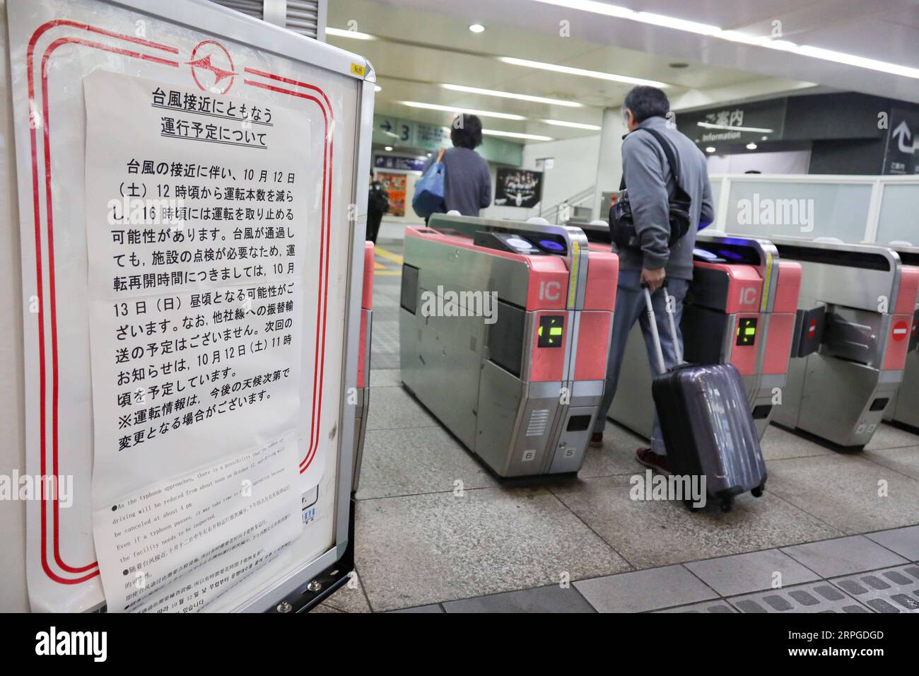 191012 -- TOKIO, 12. Oktober 2019 -- Passagiere gehen durch ein Ticket Gate am Shinagawa Bahnhof des Keihin Electric Express Bahnhofs in Tokio, Japan, 12. Oktober 2019. Taifun Hagibis landete um 19:00 Uhr Samstag Ortszeit auf der Izu-Halbinsel in Japan und brachte starke Regengüsse und Winde. JAPAN-TOKIO-TYPHOON-HAGIBIS MaxCaoran PUBLICATIONxNOTxINxCHN Stockfoto