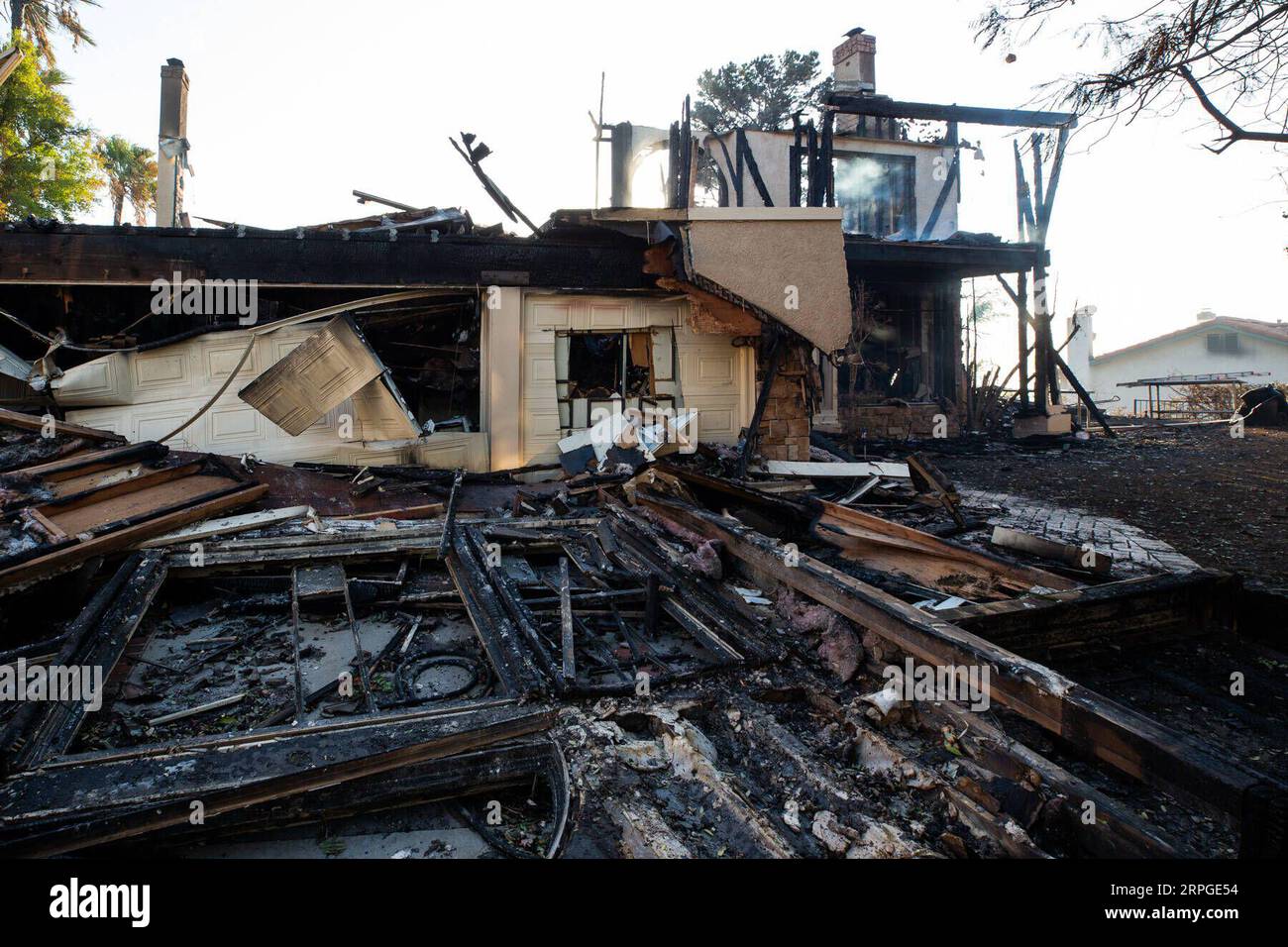 191013 -- LOS ANGELES, 13. Oktober 2019 -- verbrannte Häuser werden nach einem Brand in Sylma, nordwestlich von Los Angeles Downtown, USA, 12. Oktober 2019 gesehen. Das Saddleridge-Feuer im Los Angeles County, das größte in Südkalifornien, hat 7.552 Acres verbrannt und ist 19 Prozent eingedämmt, laut einer Aktualisierung der Los Angeles Fire Department LAFD am Samstag. Foto: /Xinhua U.S.-LOS ANGELES-WILDFIRE QianxWeizhong PUBLICATIONxNOTxINxCHN Stockfoto