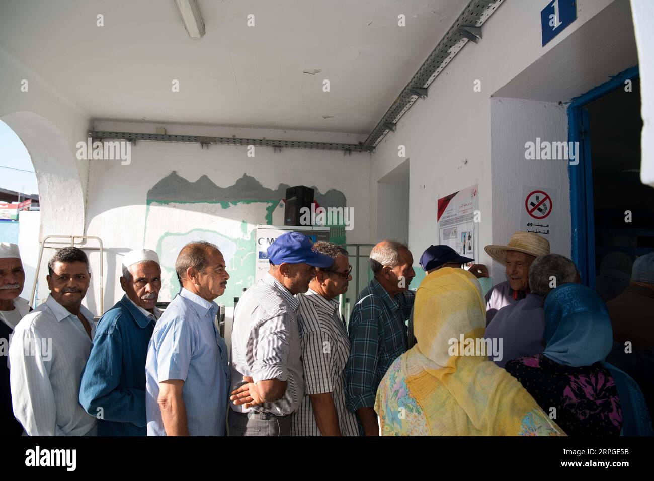 191013 -- TUNIS, 13. Oktober 2019 -- die Leute warten auf ihre Stimmzettel in einer Wahlstation in Tunis, Tunesien, 13. Oktober 2019. Die Wahllokale in den 27 Wahlkreisen Tunesiens wurden am Sonntag um 0700 Uhr (deutscher Zeit) eröffnet, um die zweite Runde der Präsidentschaftswahlen zu beginnen. TUNESIEN-TUNIS-PRÄSIDENTSCHAFTSWAHL-ZWEITE RUNDE WUXHUIWO PUBLICATIONXNOTXINXCHN Stockfoto