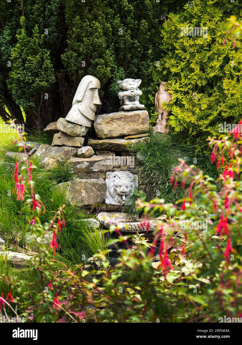 Die kleinen Skulpturen in meinem Garten in Burnley Lancashire scheinen Gespräche zu führen Stockfoto