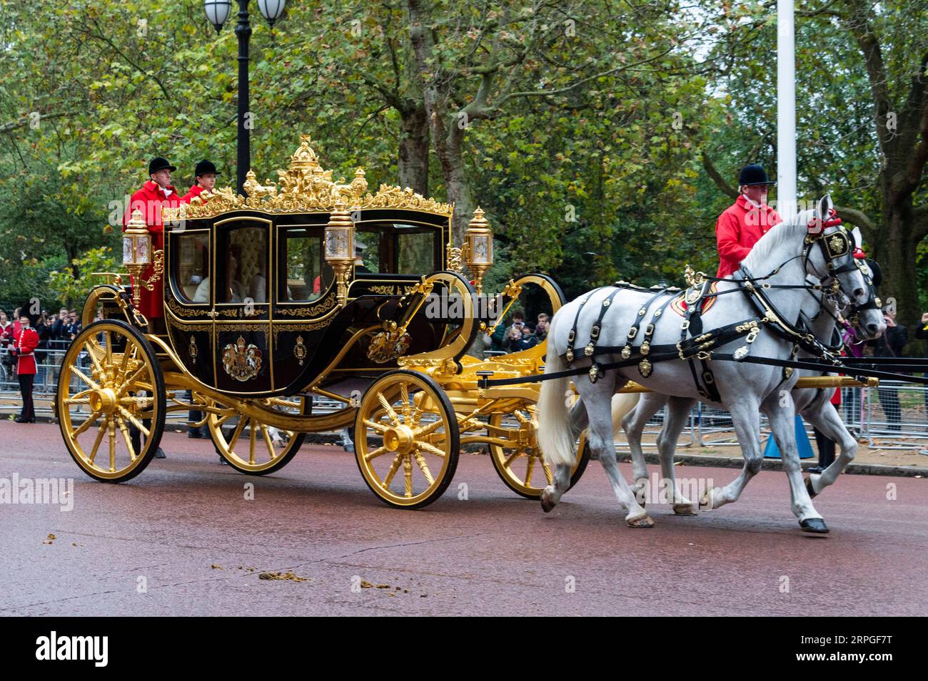 191014 -- LONDON, 14. Oktober 2019 Xinhua -- die britische Königin Elizabeth II. Fährt mit dem Wagen nach der Staatszeremonie zur Eröffnung des Parlaments im Palace of Westminster in London, Großbritannien, 14. Oktober 2019. Die britische Königin Elizabeth II. Eröffnete am Montag eine neue Sitzung des britischen parlaments in einer Zeremonie voller Pomp und Zeremonie. Foto von Ray Tang/Xinhua GROSSBRITANNIEN-LONDON-STAAT ERÖFFNUNG DER PARLAMENTSKÖNIGIN PUBLICATIONxNOTxINxCHN Stockfoto