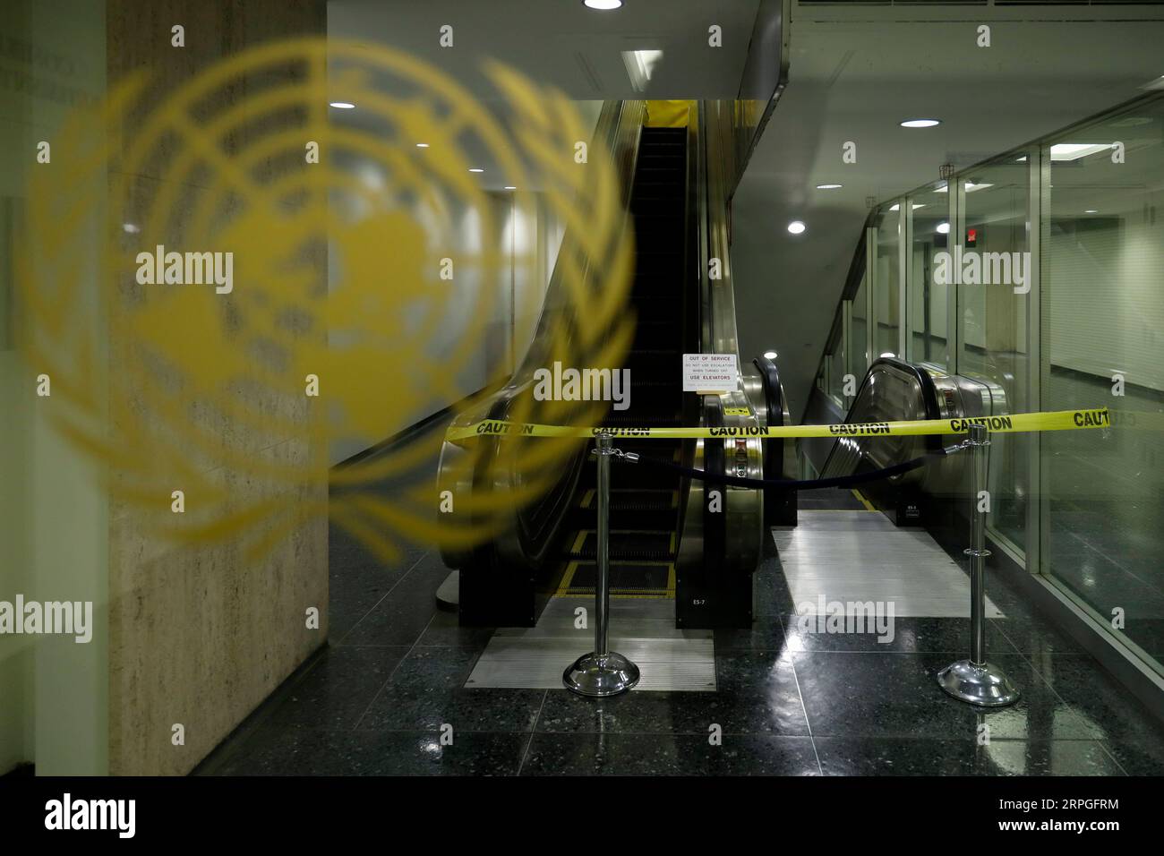 191015 -- PEKING, 15. Oktober 2019 -- Rolltreppen sind am 14. Oktober 2019 im Hauptquartier der Vereinten Nationen in New York außer Betrieb. Die Vereinten Nationen stehen vor einem gravierenden Mangel an Bargeld, und wenn nicht mehr Regierungen ihre jährlichen Gebühren zahlen, sind unsere Arbeit und unsere Reformen gefährdet, so UN-Generalsekretär Antonio Guterres gegenüber den Mitgliedstaaten. XINHUA FOTOS DES TAGES LixMuzi PUBLICATIONxNOTxINxCHN Stockfoto