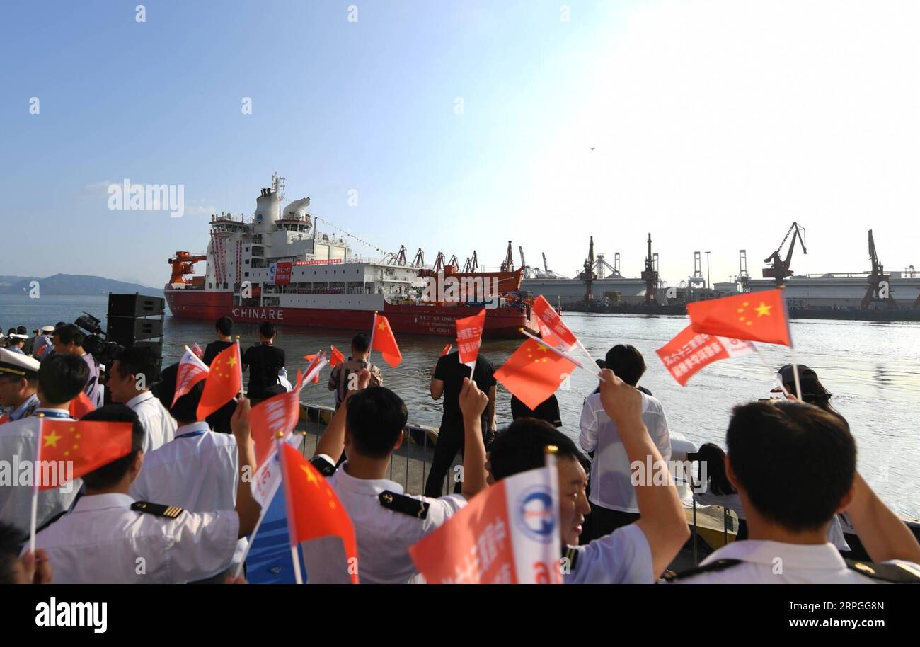 191015 -- SHENZHEN, 15. Oktober 2019 -- die Menschen verabschieden sich, wenn der chinesische Eisbrecher Xuelong 2 oder Snow Dragon 2 vom Shekou Kreuzfahrthafen in Shenzhen, südchinesische Provinz Guangdong, 15. Oktober 2019 ablegt. Chinas erster im Inland hergestellter Eisbrecher Xuelong 2 begann seine Jungfernfahrt in die Antarktis von der südchinesischen Stadt Shenzhen am Dienstag. Xuelong 2 setzte die Segel auf der 36. Antarktis-Expedition des Landes. Ein weiterer Eisbrecher namens Xuelong wird ebenfalls an der Expedition teilnehmen, was es zum ersten Mal macht, dass zwei polare Eisbrecher auf Chinas Antarktis-Expedition zusammenarbeiten. Stockfoto