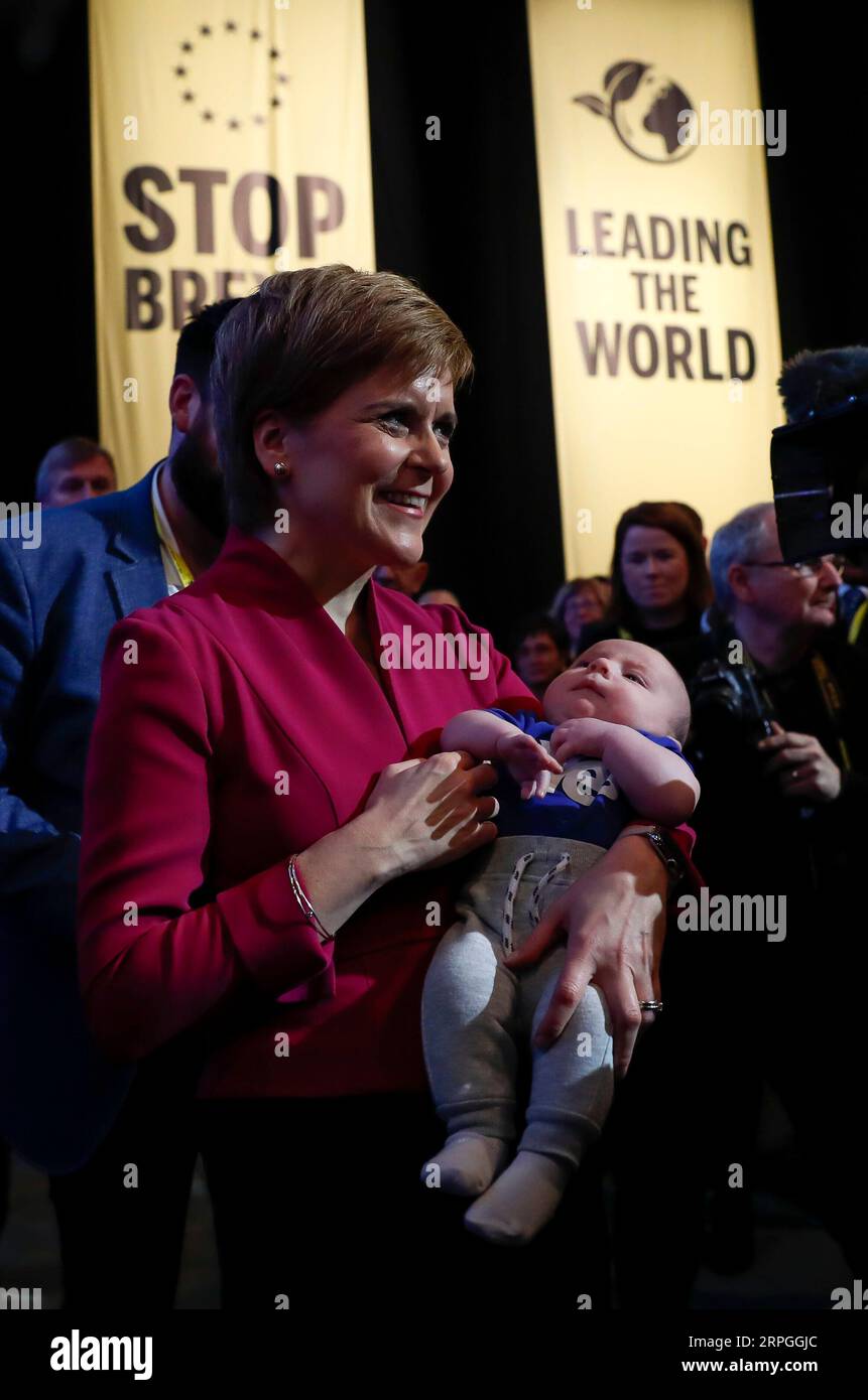 191016 -- ABERDEEN, 16. Oktober 2019 -- Schottlands erste Ministerin und SNP-Leiterin der Scottish National Party Nicola Sturgeon hält nach ihrer Rede auf der SNP-Jahreskonferenz 2019 in Aberdeen, Schottland, Großbritannien am 15. Oktober 2019 ein Baby. Sturgeon sagte am Dienstag, dass ein unabhängiges Schottland als Brücke zwischen der Europäischen Union und dem Vereinigten Königreich fungieren und ein Magnet für globale Investitionen sein könnte. PORTRAITS BRITAIN-ABERDEEN-SNP-JAHRESKONFERENZ 2019-NICOLA STURGEON HANXYAN PUBLICATIONXNOTXINXCHN Stockfoto