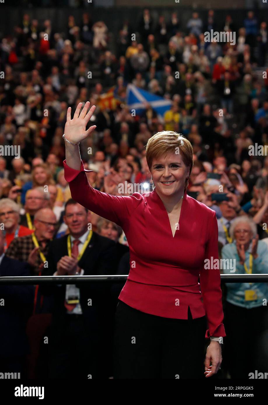 191016 -- ABERDEEN, 16. Oktober 2019 -- Schottlands erste Ministerin und die SNP-Vorsitzende der Scottish National Party Nicola Sturgeon gedeutet nach ihrer Rede auf der SNP-Jahreskonferenz 2019 in Aberdeen, Schottland, Großbritannien am 15. Oktober 2019. Sturgeon sagte am Dienstag, dass ein unabhängiges Schottland als Brücke zwischen der Europäischen Union und dem Vereinigten Königreich fungieren und ein Magnet für globale Investitionen sein könnte. PORTRAITS BRITAIN-ABERDEEN-SNP-JAHRESKONFERENZ 2019-NICOLA STURGEON HANXYAN PUBLICATIONXNOTXINXCHN Stockfoto