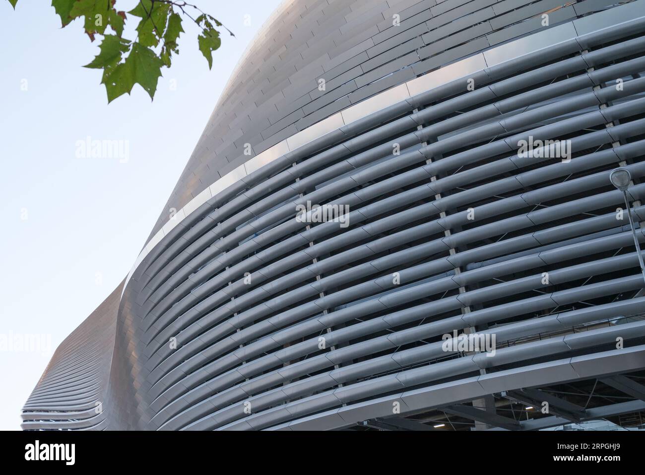 Ein allgemeiner Blick auf die Außenfassade des Santiago Bernabeu Stadions von Real Madrid am 4. September 2023 in Madrid, Spanien. Stockfoto