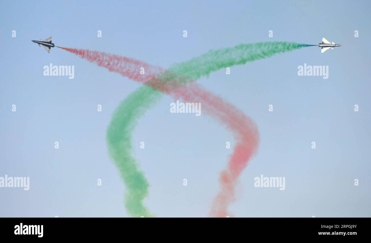 191017 -- CHANGCHUN, 17. Oktober 2019 -- das Bayi August 1 Aerobatic Team tritt während einer Aktivität auf, die den 70. Gründungsjubiläum der Luftwaffe der chinesischen Volksbefreiungsarmee PLA in Changchun, der Hauptstadt der nordöstlichen chinesischen Provinz Jilin, am 17. Oktober 2019 feiert. Die fünftägige Aktivität, bei der die Luftwaffe der PLA Waffen und Ausrüstung vorstellt und Kunstflugshows anbietet, um ihr 70-jähriges Gründungsjubiläum zu feiern, begann hier am Donnerstag. Das Publikum kann seine Augen auf Kunstflug, Fallschirmspringen, Kampfübungen von Kämpfern der dritten Generation und Demonstrationen von Flugzeugen genießen Stockfoto