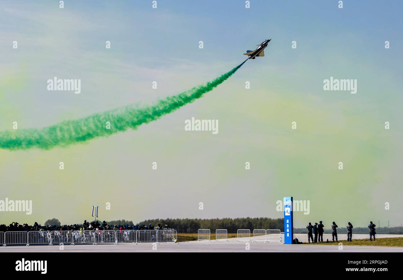 191017 -- CHANGCHUN, 17. Oktober 2019 -- das Bayi August 1 Aerobatic Team tritt während einer Aktivität auf, die den 70. Gründungsjubiläum der Luftwaffe der chinesischen Volksbefreiungsarmee PLA in Changchun, der Hauptstadt der nordöstlichen chinesischen Provinz Jilin, am 17. Oktober 2019 feiert. Die fünftägige Aktivität, bei der die Luftwaffe der PLA Waffen und Ausrüstung vorstellt und Kunstflugshows anbietet, um ihr 70-jähriges Gründungsjubiläum zu feiern, begann hier am Donnerstag. Das Publikum kann seine Augen auf Kunstflug, Fallschirmspringen, Kampfübungen von Kämpfern der dritten Generation und Demonstrationen von Flugzeugen genießen Stockfoto
