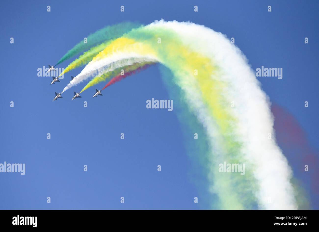 191017 -- CHANGCHUN, 17. Oktober 2019 -- das Bayi August 1 Aerobatic Team tritt während einer Aktivität auf, die den 70. Gründungsjubiläum der Luftwaffe der chinesischen Volksbefreiungsarmee PLA in Changchun, der Hauptstadt der nordöstlichen chinesischen Provinz Jilin, am 17. Oktober 2019 feiert. Die fünftägige Aktivität, bei der die Luftwaffe der PLA Waffen und Ausrüstung vorstellt und Kunstflugshows anbietet, um ihr 70-jähriges Gründungsjubiläum zu feiern, begann hier am Donnerstag. Das Publikum kann seine Augen auf Kunstflug, Fallschirmspringen, Kampfübungen von Kämpfern der dritten Generation und Demonstrationen von Flugzeugen genießen Stockfoto