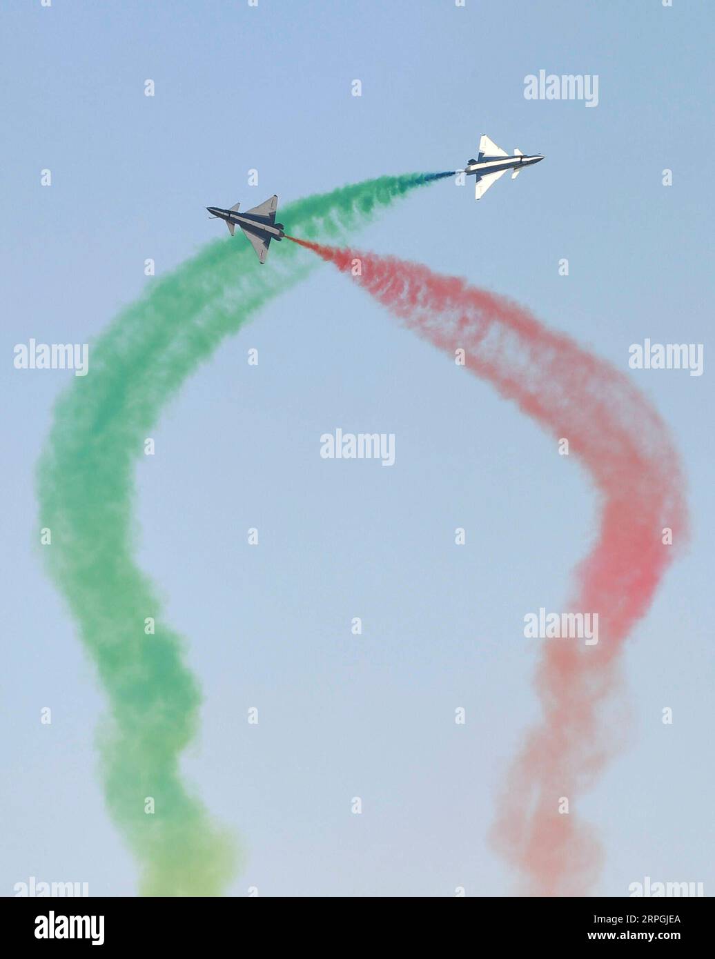 191017 -- CHANGCHUN, 17. Oktober 2019 -- das Bayi August 1 Aerobatic Team tritt während einer Aktivität auf, die den 70. Gründungsjubiläum der Luftwaffe der chinesischen Volksbefreiungsarmee PLA in Changchun, der Hauptstadt der nordöstlichen chinesischen Provinz Jilin, am 17. Oktober 2019 feiert. Die fünftägige Aktivität, bei der die Luftwaffe der PLA Waffen und Ausrüstung vorstellt und Kunstflugshows anbietet, um ihr 70-jähriges Gründungsjubiläum zu feiern, begann hier am Donnerstag. Das Publikum kann seine Augen auf Kunstflug, Fallschirmspringen, Kampfübungen von Kämpfern der dritten Generation und Demonstrationen von Flugzeugen genießen Stockfoto