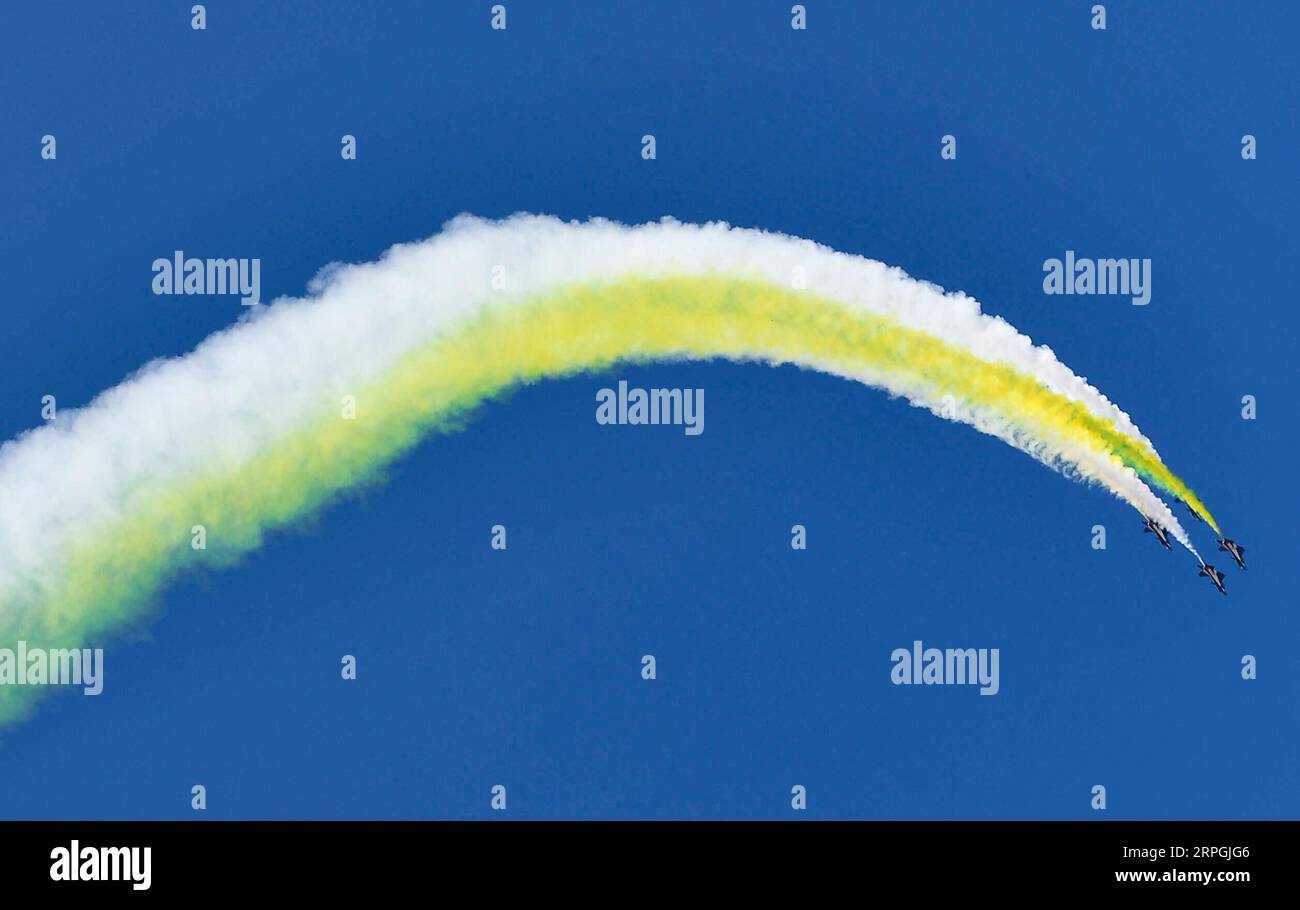 191017 -- CHANGCHUN, 17. Oktober 2019 -- das Bayi August 1 Aerobatic Team tritt während einer Aktivität auf, die den 70. Gründungsjubiläum der Luftwaffe der chinesischen Volksbefreiungsarmee PLA in Changchun, der Hauptstadt der nordöstlichen chinesischen Provinz Jilin, am 17. Oktober 2019 feiert. Die fünftägige Aktivität, bei der die Luftwaffe der PLA Waffen und Ausrüstung vorstellt und Kunstflugshows anbietet, um ihr 70-jähriges Gründungsjubiläum zu feiern, begann hier am Donnerstag. Das Publikum kann seine Augen auf Kunstflug, Fallschirmspringen, Kampfübungen von Kämpfern der dritten Generation und Demonstrationen von Flugzeugen genießen Stockfoto