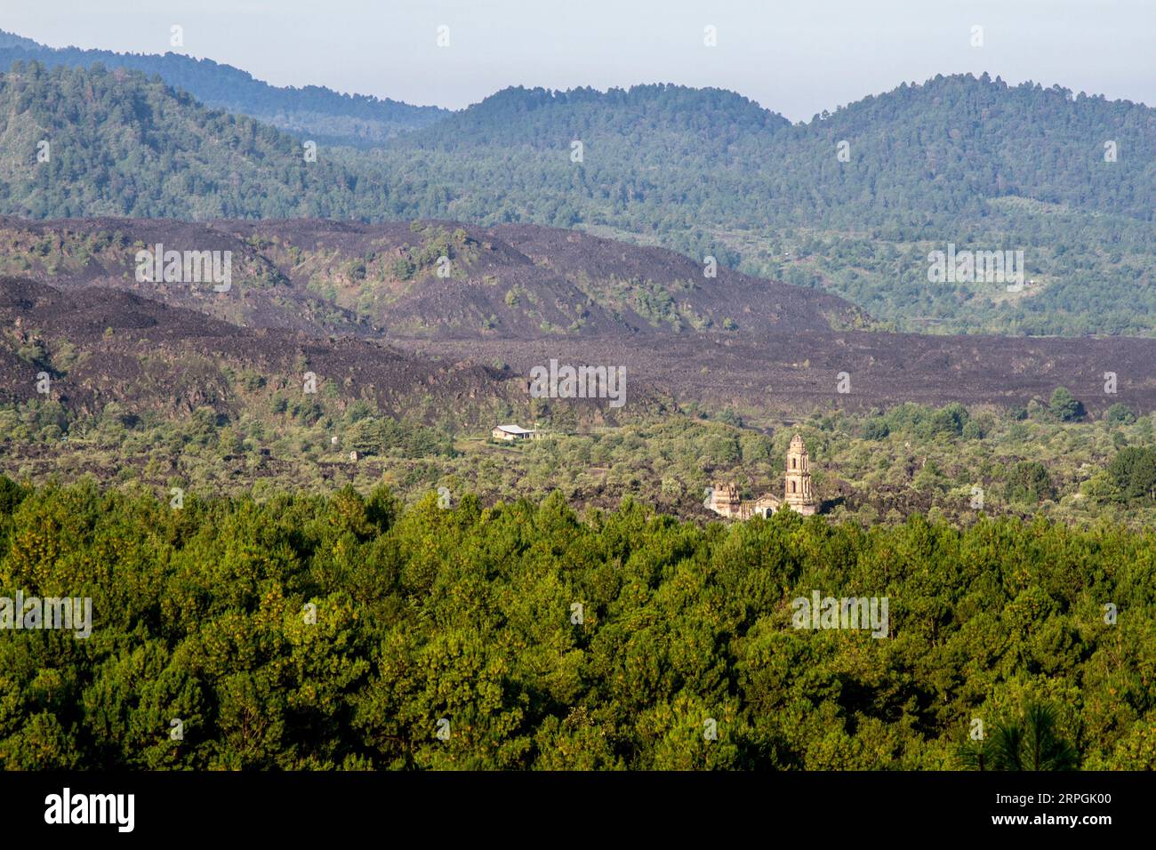 Eine bergige Landschaft mit einer ruinierten Kirche. Paricutin, Michoacan, Mexiko. Stockfoto