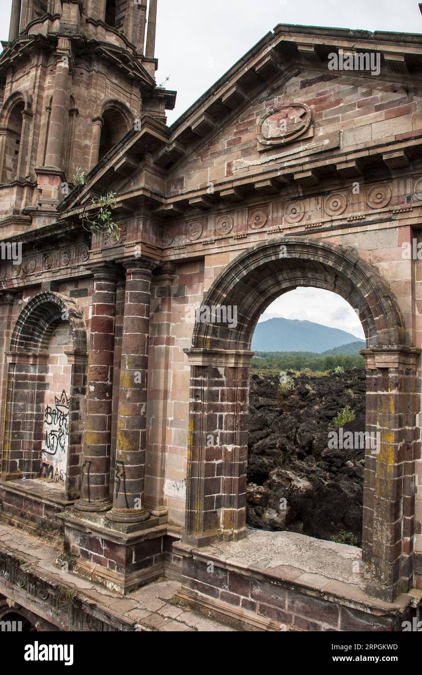 Ruinen eines Kirchturms. Ein altes Dorf bedeckt mit Lava. Paricutin, Michoacan, Mexiko. Stockfoto