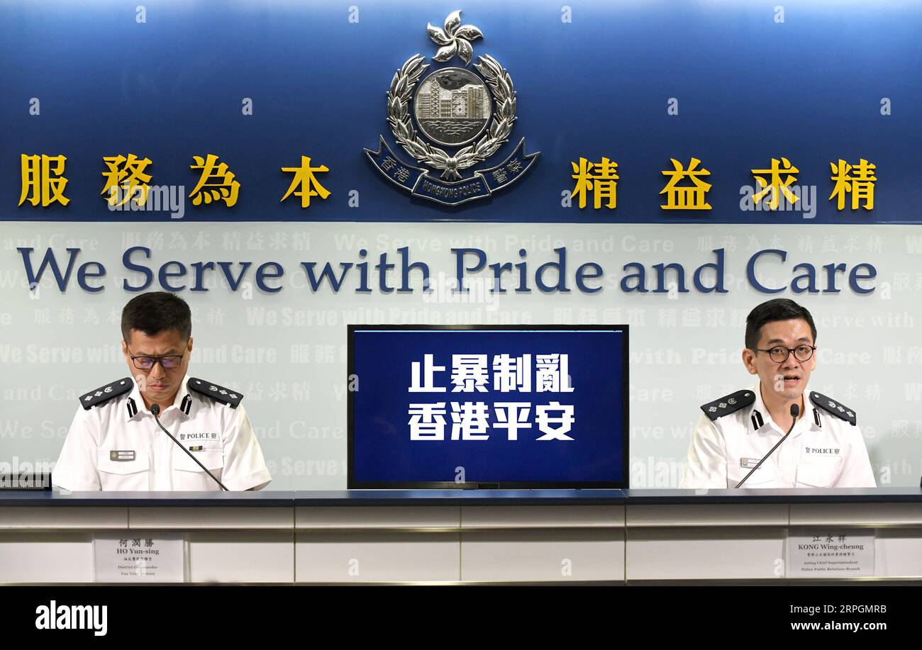 191018 -- HONG KONG, 18. Oktober 2019 -- Kong Wing-cheung R, amtierender Leiter der Polizeiabteilung für Öffentlichkeitsarbeit, spricht während einer Pressekonferenz im südchinesischen Hongkong, 18. Oktober 2019. Die Polizei in Hongkong sagte am Freitag, dass zwischen Montag und Donnerstag 13 Männer, die an gewalttätigen Vorfällen beteiligt waren, verhaftet wurden. Die Polizei hat auch eine 27-jährige Frau verfolgt, die am 6. Oktober bei einer ungesetzlichen Versammlung in Wong Tai Sin, Kowloon, eine Gesichtsmaske getragen hat. CHINA-HONGKONG-PRESSEKONFERENZ CN LUXHANXIN PUBLICATIONXNOTXINXCHN Stockfoto