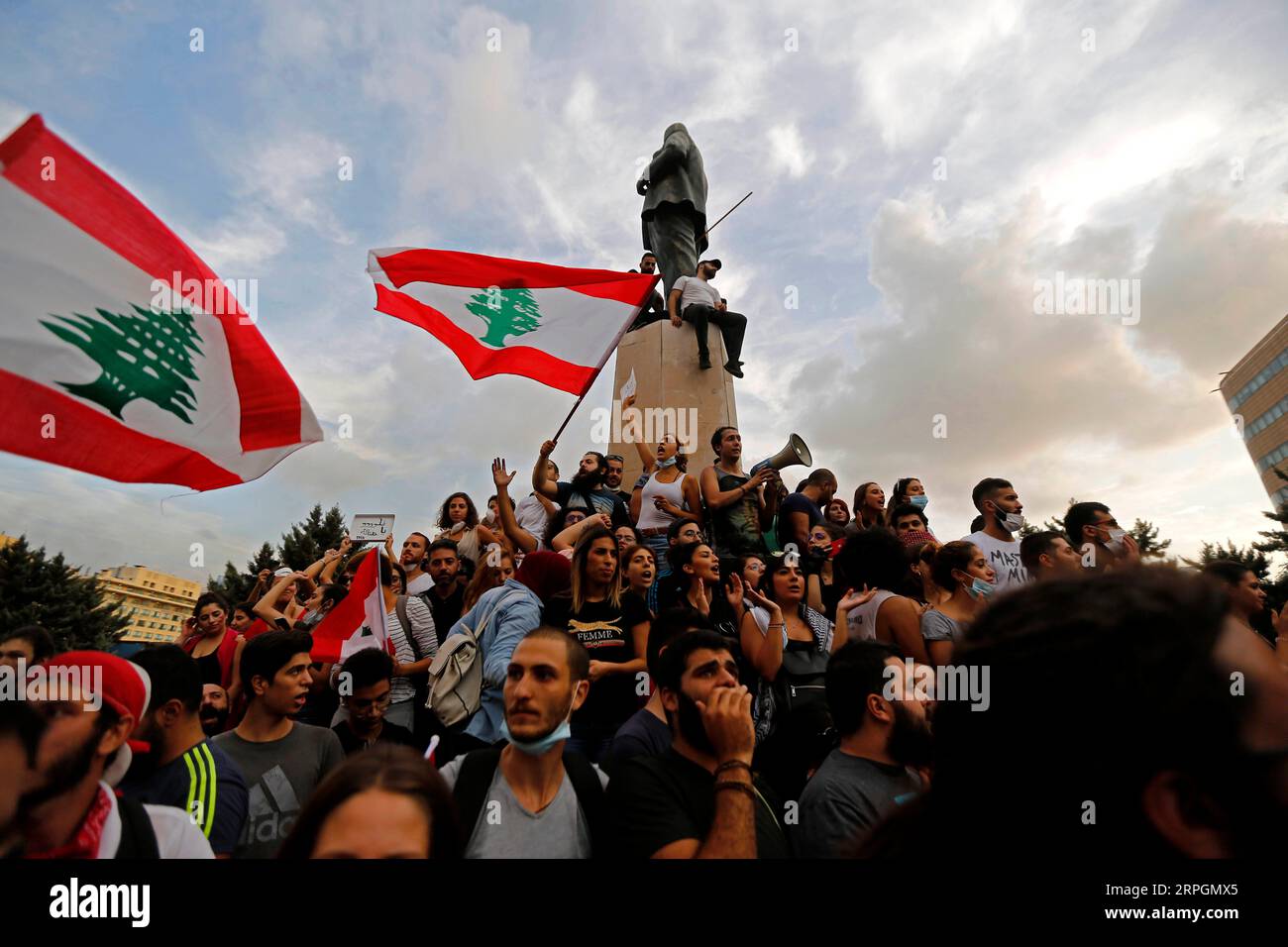 191018 -- BEIRUT, 18. Oktober 2019 Xinhua -- Menschen nehmen am 18. Oktober 2019 an einem Protest auf einem Platz vor dem Großen Serail in Beirut, Libanon, Teil. Der libanesische Premierminister Saad Hariri gab den politischen Parteien 72 Stunden Zeit, um eine Lösung für die Krise des Landes zu finden, während landesweite Proteste gegen die Politik der Regierung stattfanden, berichtete der lokale Fernsehsender MTV am Freitag. Tausende Demonstranten demonstrierten am Donnerstag und Freitag und blockierten Straßen im ganzen Libanon, um gegen die Politik der Regierung zu protestieren. Foto von Bilal Jawich/Xinhua LEBANON-BEIRUT-PROTEST PUBLICATIONxNOTxINxCHN Stockfoto